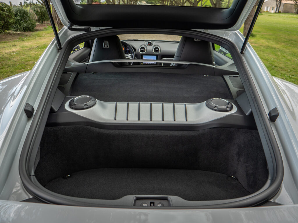 Espace de rangement arrière avec haut-parleurs – PORSCHE – 718 CAYMAN – 2017 – Blanc Métallisé – 300 ch – Flat 4 Turbo – 28 900 km – Transmission : Sequentielle – Origine France – Privaty Cars – Spécialiste PORSCHE d’occasion à 2 heures de Paris en TGV
