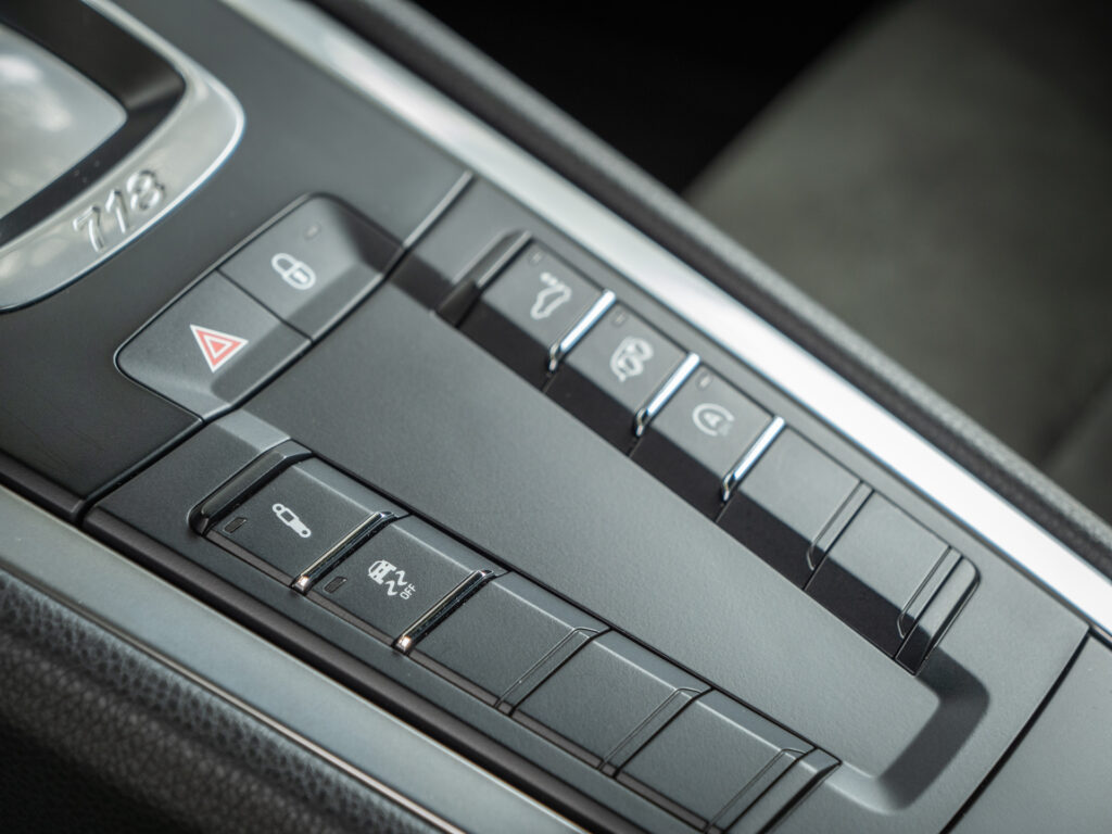 Console centrale avec boutons de commande – PORSCHE – 718 CAYMAN – 2017 – Blanc Métallisé – 300 ch – Flat 4 Turbo – 28 900 km – Transmission : Sequentielle – Origine France – Privaty Cars – Showroom de voitures de sport haut de gamme à La Rochelle