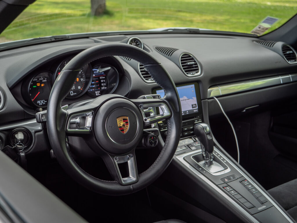 Tableau de bord – PORSCHE – 718 CAYMAN – 2017 – Blanc Métallisé – 300 ch – Flat 4 Turbo – 28 900 km – Transmission : Sequentielle – Origine France – Privaty Cars – Reprise cash de voitures de luxe sans obligation d’achat dans l’Ouest de la France