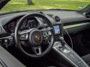 Tableau de bord – PORSCHE – 718 CAYMAN – 2017 – Blanc Métallisé – 300 ch – Flat 4 Turbo – 28 900 km – Transmission : Sequentielle – Origine France – Privaty Cars – Reprise cash de voitures de luxe sans obligation d’achat dans l’Ouest de la France