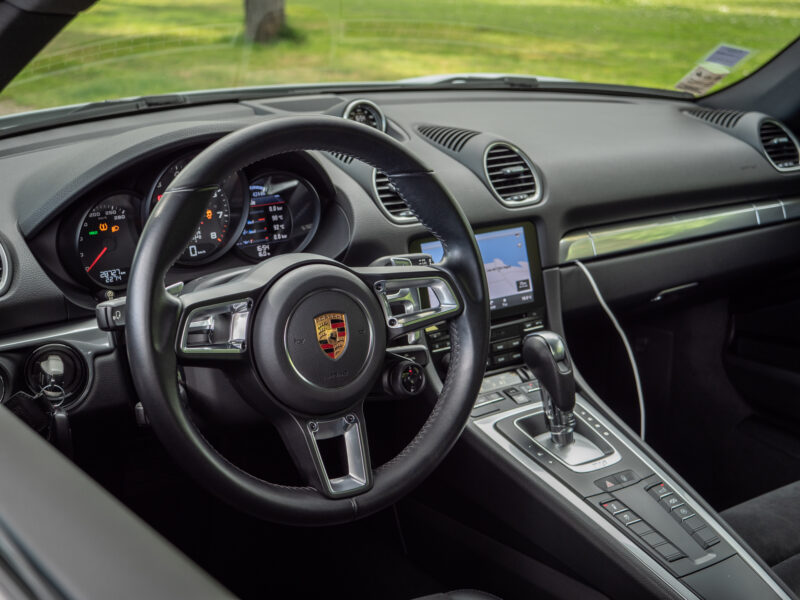 Tableau de bord – PORSCHE – 718 CAYMAN – 2017 – Blanc Métallisé – 300 ch – Flat 4 Turbo – 28 900 km – Transmission : Sequentielle – Origine France – Privaty Cars – Reprise cash de voitures de luxe sans obligation d’achat dans l’Ouest de la France