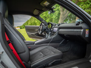 Intérieur avec sièges sport en cuir – PORSCHE – 718 CAYMAN – 2017 – Blanc Métallisé – 300 ch – Flat 4 Turbo – 28 900 km – Transmission : Sequentielle – Origine France – Privaty Cars – Expert des voitures de prestige d’occasion près de Poitiers