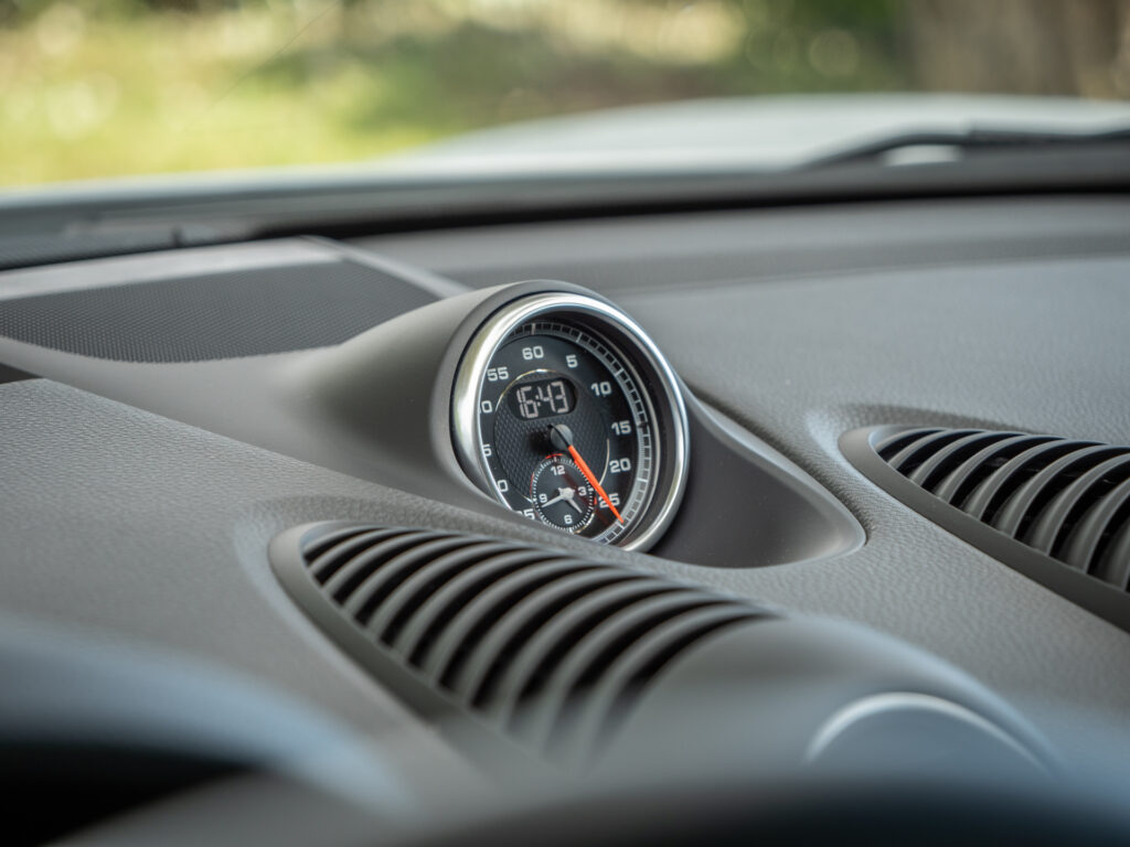 Tableau de bord – PORSCHE – 718 CAYMAN – 2017 – Blanc Métallisé – 300 ch – Flat 4 Turbo – 28 900 km – Transmission : Sequentielle – Origine France – Privaty Cars – Expert des sportives d’occasion haut de gamme dans l’Ouest de la France