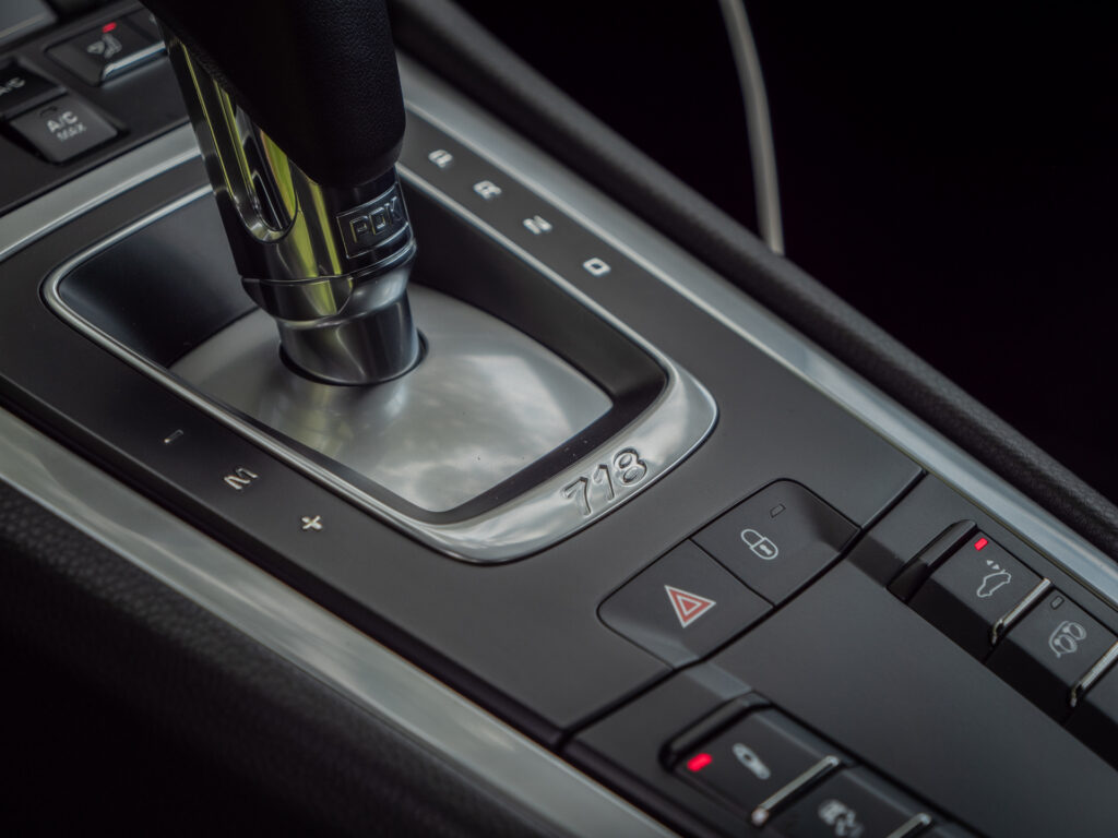 Levier de vitesses avec commandes intégrées – PORSCHE – 718 CAYMAN – 2017 – Blanc Métallisé – 300 ch – Flat 4 Turbo – 28 900 km – Transmission : Sequentielle – Origine France – Privaty Cars – Conciergerie automobile pour véhicules de sport près de Poitiers