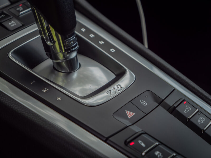 Levier de vitesses avec commandes intégrées – PORSCHE – 718 CAYMAN – 2017 – Blanc Métallisé – 300 ch – Flat 4 Turbo – 28 900 km – Transmission : Sequentielle – Origine France – Privaty Cars – Conciergerie automobile pour véhicules de sport près de Poitiers