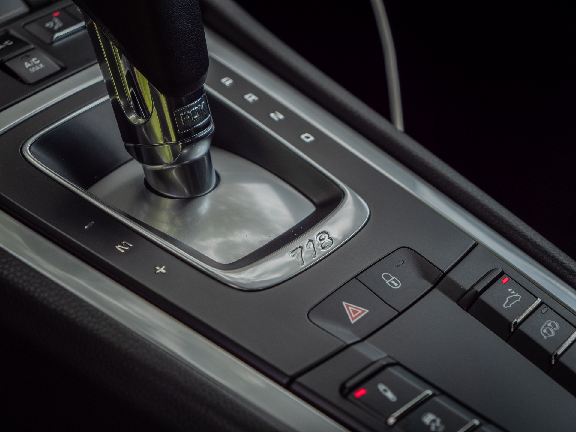 Levier de vitesses avec commandes intégrées – PORSCHE – 718 CAYMAN – 2017 – Blanc Métallisé – 300 ch – Flat 4 Turbo – 28 900 km – Transmission : Sequentielle – Origine France – Privaty Cars – Conciergerie automobile pour véhicules de sport près de Poitiers