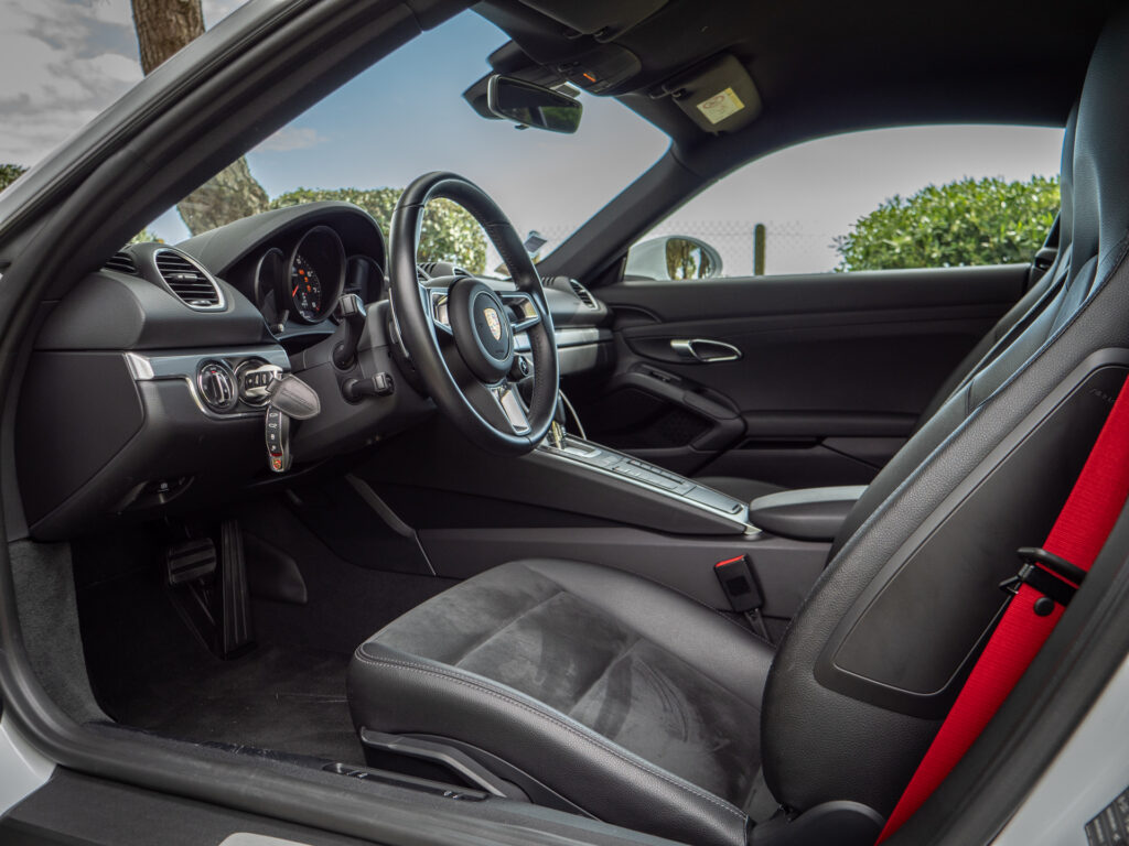 Intérieur avec sièges sport en cuir – PORSCHE – 718 CAYMAN – 2017 – Blanc Métallisé – 300 ch – Flat 4 Turbo – 28 900 km – Transmission : Sequentielle – Origine France – Privaty Cars – Commerce de voitures de sport luxe et premium proche de Bordeaux