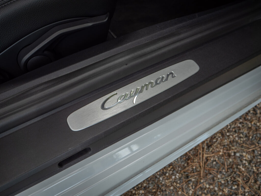 Seuil de porte avec inscription – PORSCHE – 718 CAYMAN – 2017 – Blanc Métallisé – 300 ch – Flat 4 Turbo – 28 900 km – Transmission : Sequentielle – Origine France – Privaty Cars – Expert des modèles PORSCHE entre Bordeaux et Nantes