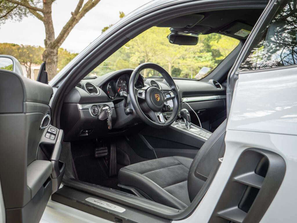 Intérieur avec volant sport et sièges – PORSCHE – 718 CAYMAN – 2017 – Blanc Métallisé – 300 ch – Flat 4 Turbo – 28 900 km – Transmission : Sequentielle – Origine France – Privaty Cars – Expert des sportives d’occasion haut de gamme entre Bordeaux et Nantes