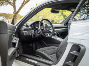 Intérieur avec volant sport et sièges – PORSCHE – 718 CAYMAN – 2017 – Blanc Métallisé – 300 ch – Flat 4 Turbo – 28 900 km – Transmission : Sequentielle – Origine France – Privaty Cars – Expert des sportives d’occasion haut de gamme entre Bordeaux et Nantes