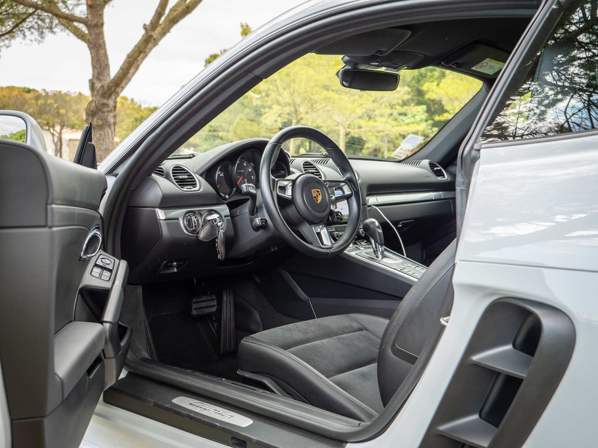 Intérieur avec volant sport et sièges – PORSCHE – 718 CAYMAN – 2017 – Blanc Métallisé – 300 ch – Flat 4 Turbo – 28 900 km – Transmission : Sequentielle – Origine France – Privaty Cars – Expert des sportives d’occasion haut de gamme entre Bordeaux et Nantes