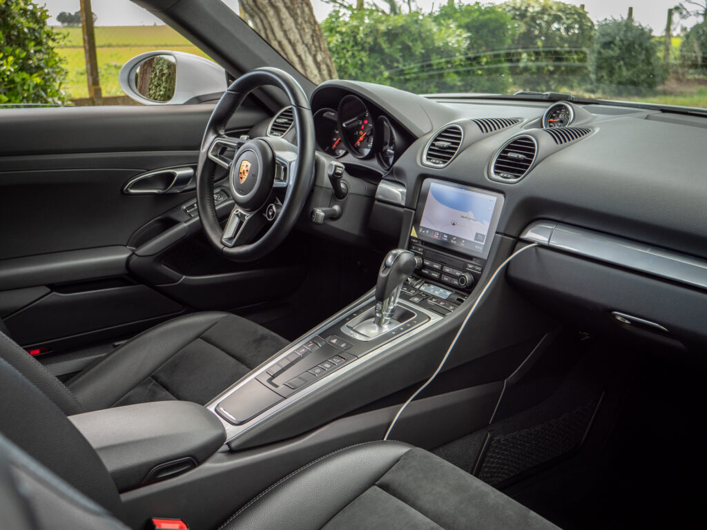 Tableau de bord – PORSCHE – 718 CAYMAN – 2017 – Blanc Métallisé – 300 ch – Flat 4 Turbo – 28 900 km – Transmission : Sequentielle – Origine France – Privaty Cars – Vente de voitures de prestige d’occasion à 2 heures de Paris en TGV