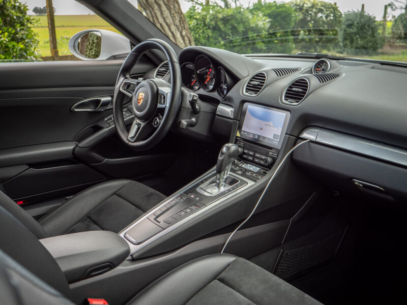 Tableau de bord – PORSCHE – 718 CAYMAN – 2017 – Blanc Métallisé – 300 ch – Flat 4 Turbo – 28 900 km – Transmission : Sequentielle – Origine France – Privaty Cars – Vente de voitures de prestige d’occasion à 2 heures de Paris en TGV