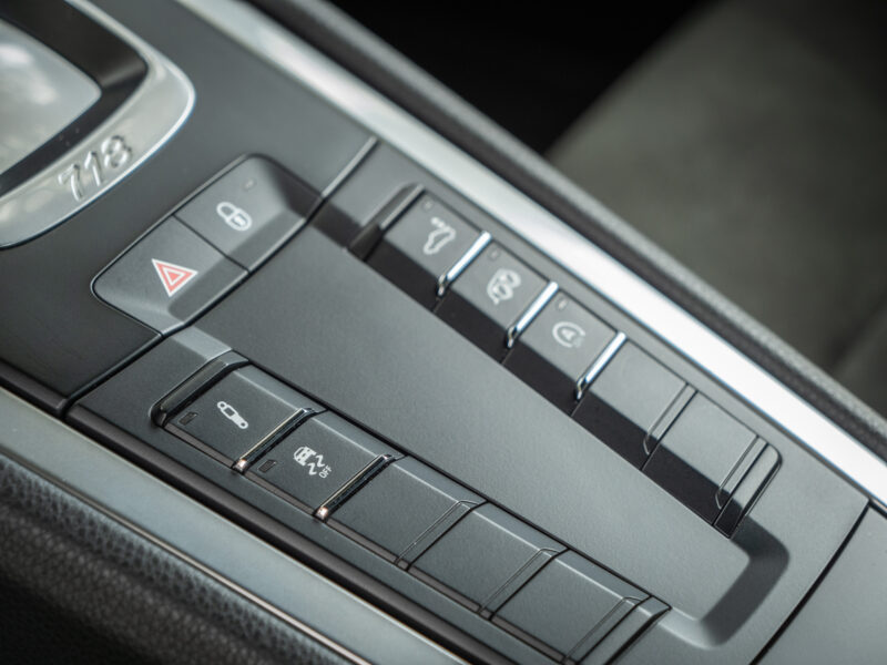 Console centrale avec boutons de commande – PORSCHE – 718 CAYMAN – 2017 – Blanc Métallisé – 300 ch – Flat 4 Turbo – 28 900 km – Transmission : Sequentielle – Origine France – Privaty Cars – Showroom de voitures de sport haut de gamme à La Rochelle