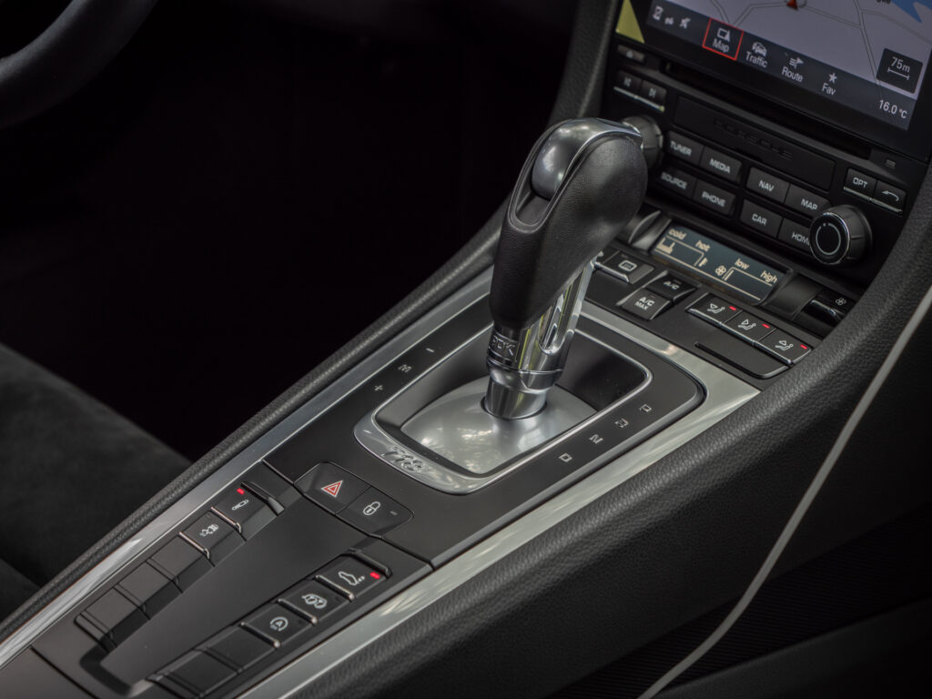 Console centrale avec levier de vitesses – PORSCHE – 718 CAYMAN – 2017 – Blanc Métallisé – 300 ch – Flat 4 Turbo – 28 900 km – Transmission : Sequentielle – Origine France – Privaty Cars – Sélection de véhicules PORSCHE disponibles proche de Bordeaux