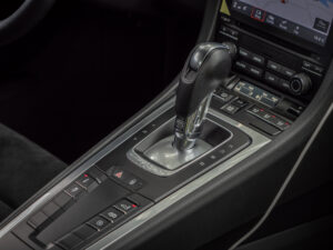 Console centrale avec levier de vitesses – PORSCHE – 718 CAYMAN – 2017 – Blanc Métallisé – 300 ch – Flat 4 Turbo – 28 900 km – Transmission : Sequentielle – Origine France – Privaty Cars – Sélection de véhicules PORSCHE disponibles proche de Bordeaux