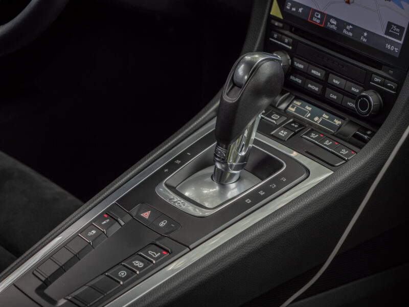 Console centrale avec levier de vitesses – PORSCHE – 718 CAYMAN – 2017 – Blanc Métallisé – 300 ch – Flat 4 Turbo – 28 900 km – Transmission : Sequentielle – Origine France – Privaty Cars – Sélection de véhicules PORSCHE disponibles proche de Bordeaux
