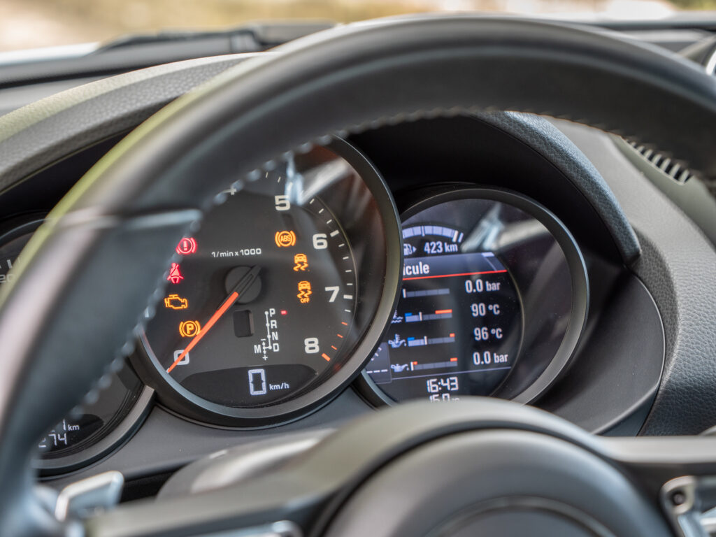 Tableau de bord avec compte-tours – PORSCHE – 718 CAYMAN – 2017 – Blanc Métallisé – 300 ch – Flat 4 Turbo – 28 900 km – Transmission : Sequentielle – Origine France – Privaty Cars – Achat et vente de voitures de luxe d’occasion entre Bordeaux et Nantes