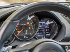 Tableau de bord avec compte-tours – PORSCHE – 718 CAYMAN – 2017 – Blanc Métallisé – 300 ch – Flat 4 Turbo – 28 900 km – Transmission : Sequentielle – Origine France – Privaty Cars – Achat et vente de voitures de luxe d’occasion entre Bordeaux et Nantes