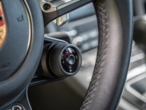 Commandes au volant avec molette – PORSCHE – 718 CAYMAN – 2017 – Blanc Métallisé – 300 ch – Flat 4 Turbo – 28 900 km – Transmission : Sequentielle – Origine France – Privaty Cars – Vente de voitures de sport d’occasion à La Rochelle