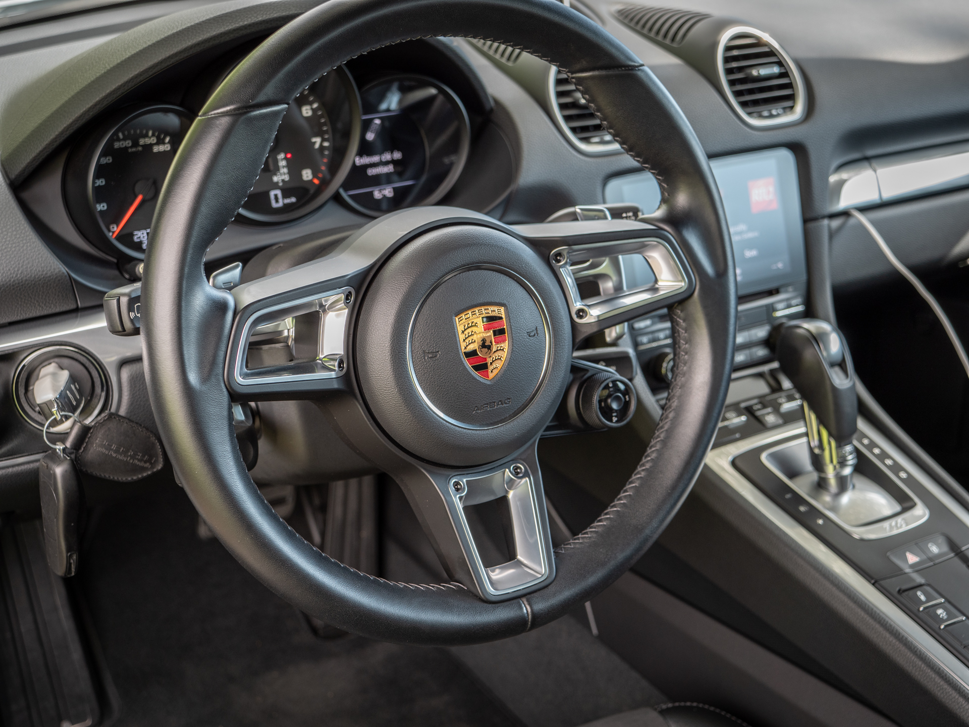 Volant – PORSCHE – 718 CAYMAN – 2017 – Blanc Métallisé – 300 ch – Flat 4 Turbo – 28 900 km – Transmission : Sequentielle – Origine France – Privaty Cars – Achat et vente de voitures de sport d’occasion entre Bordeaux et Nantes