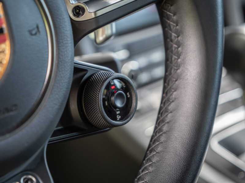 Commandes au volant avec molette – PORSCHE – 718 CAYMAN – 2017 – Blanc Métallisé – 300 ch – Flat 4 Turbo – 28 900 km – Transmission : Sequentielle – Origine France – Privaty Cars – Vente de voitures de sport d’occasion à La Rochelle