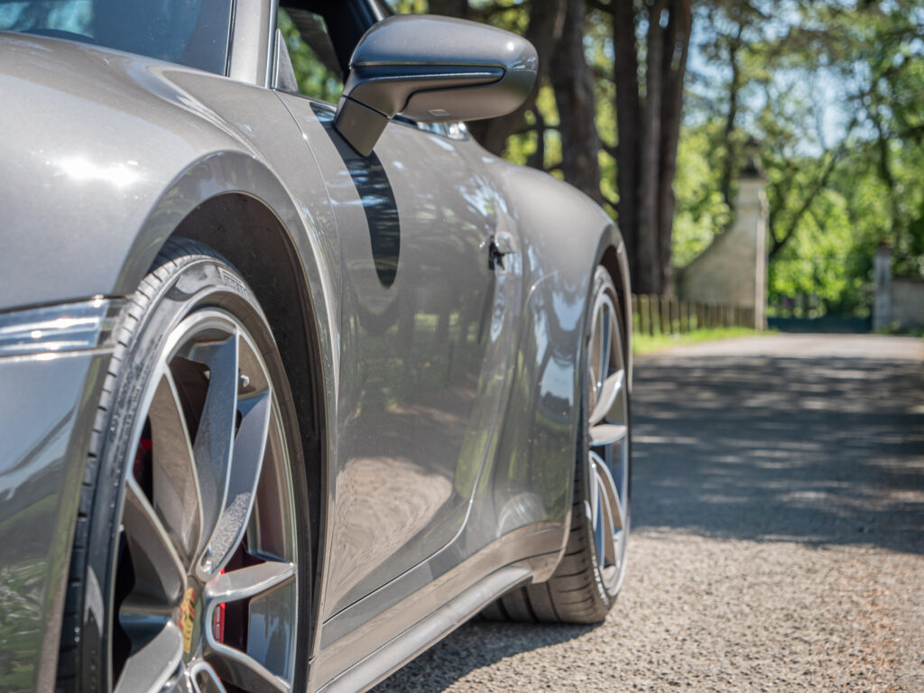 Jante alliage avec design sportif – PORSCHE – 911 992 S – 2019 – PTS Agate Grey Metallic – 450 ch – Flat 6 Bi-Turbo – 39 900 km – Transmission : Sequentielle – Origine France – Privaty Cars – Rachat cash de voitures de sport d’occasion entre Bordeaux et Nantes