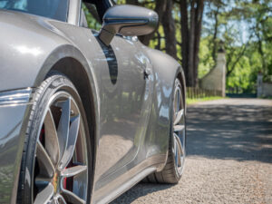 Jante alliage avec design sportif – PORSCHE – 911 992 S – 2019 – PTS Agate Grey Metallic – 450 ch – Flat 6 Bi-Turbo – 39 900 km – Transmission : Sequentielle – Origine France – Privaty Cars – Rachat cash de voitures de sport d’occasion entre Bordeaux et Nantes