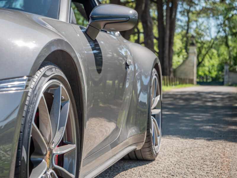 Jante alliage avec design sportif – PORSCHE – 911 992 S – 2019 – PTS Agate Grey Metallic – 450 ch – Flat 6 Bi-Turbo – 39 900 km – Transmission : Sequentielle – Origine France – Privaty Cars – Rachat cash de voitures de sport d’occasion entre Bordeaux et Nantes