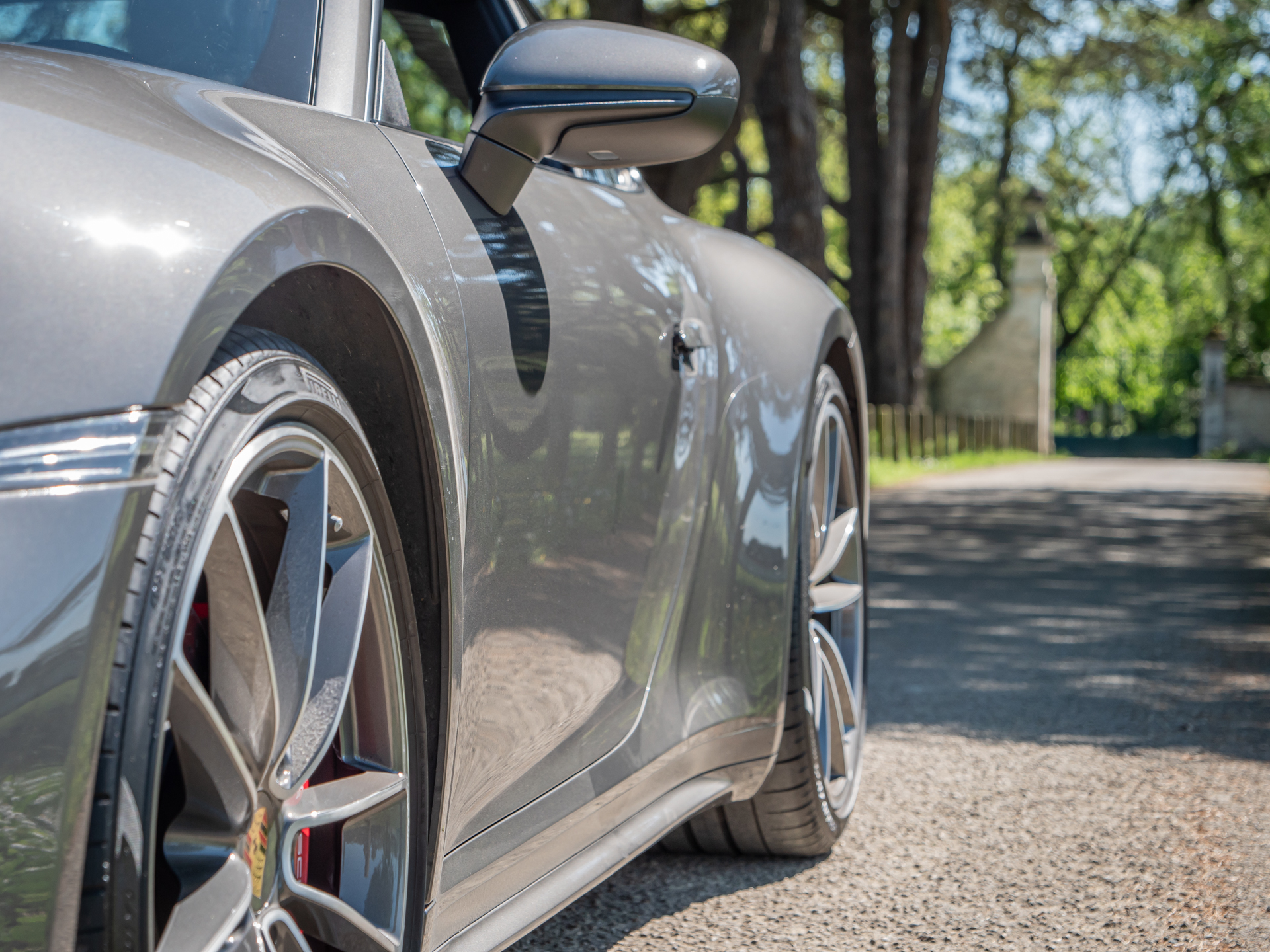 Jante alliage avec design sportif – PORSCHE – 911 992 S – 2019 – PTS Agate Grey Metallic – 450 ch – Flat 6 Bi-Turbo – 39 900 km – Transmission : Sequentielle – Origine France – Privaty Cars – Rachat cash de voitures de sport d’occasion entre Bordeaux et Nantes