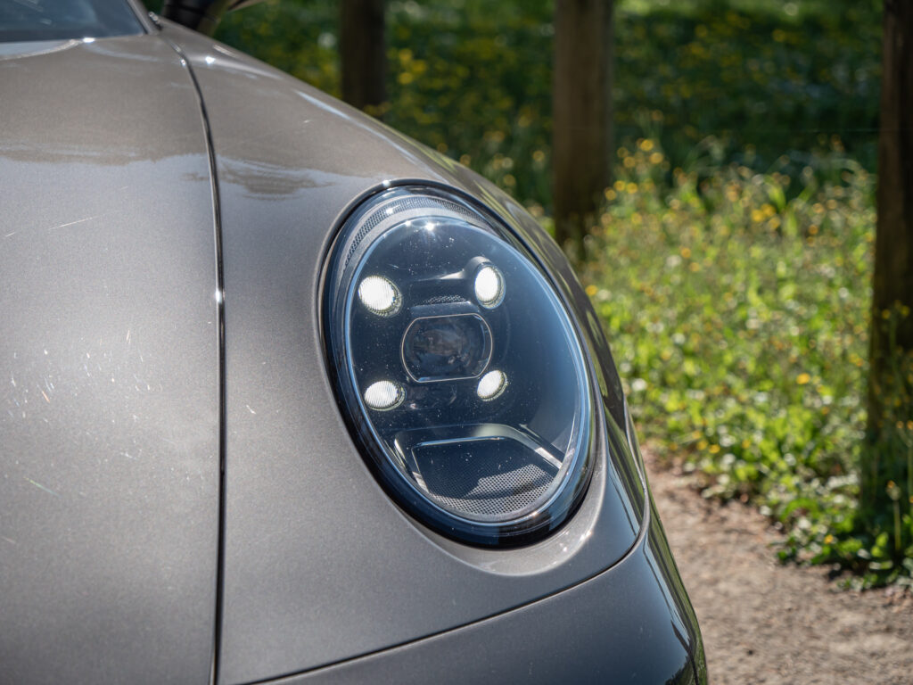 Phares LED avec design distinctif – PORSCHE – 911 992 S – 2019 – PTS Agate Grey Metallic – 450 ch – Flat 6 Bi-Turbo – 39 900 km – Transmission : Sequentielle – Origine France – Privaty Cars – Expert des voitures de prestige d’occasion à 2 heures de Paris en TGV