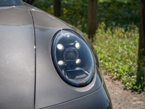 Phares LED avec design distinctif – PORSCHE – 911 992 S – 2019 – PTS Agate Grey Metallic – 450 ch – Flat 6 Bi-Turbo – 39 900 km – Transmission : Sequentielle – Origine France – Privaty Cars – Expert des voitures de prestige d’occasion à 2 heures de Paris en TGV
