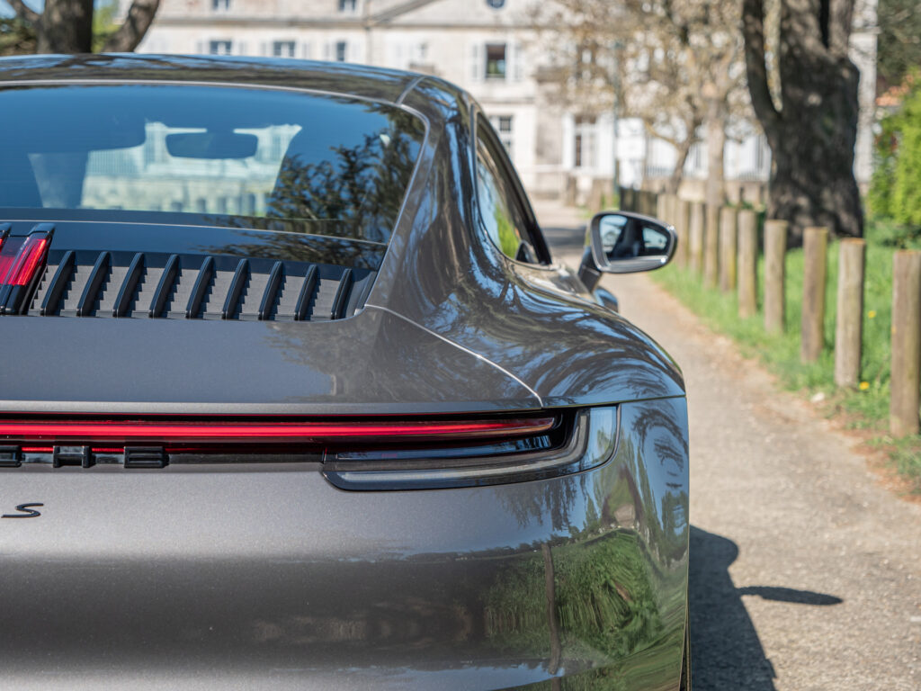 Vue arrière avec feux LED – PORSCHE – 911 992 S – 2019 – PTS Agate Grey Metallic – 450 ch – Flat 6 Bi-Turbo – 39 900 km – Transmission : Sequentielle – Origine France – Privaty Cars – Gestion de vente de voitures de collection et youngtimers proche de Nantes