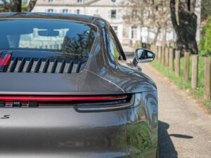 Vue arrière avec feux LED – PORSCHE – 911 992 S – 2019 – PTS Agate Grey Metallic – 450 ch – Flat 6 Bi-Turbo – 39 900 km – Transmission : Sequentielle – Origine France – Privaty Cars – Gestion de vente de voitures de collection et youngtimers proche de Nantes