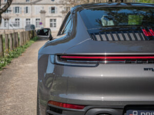 Vue arrière avec feux LED – PORSCHE – 911 992 S – 2019 – PTS Agate Grey Metallic – 450 ch – Flat 6 Bi-Turbo – 39 900 km – Transmission : Sequentielle – Origine France – Privaty Cars – Spécialiste PORSCHE d’occasion à 2 heures de Paris en TGV