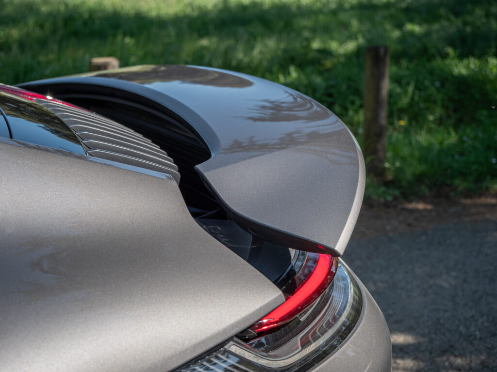 Aileron arrière déployé – PORSCHE – 911 992 S – 2019 – PTS Agate Grey Metallic – 450 ch – Flat 6 Bi-Turbo – 39 900 km – Transmission : Sequentielle – Origine France – Privaty Cars – Reprise cash de voitures de luxe sans obligation d’achat proche de Nantes