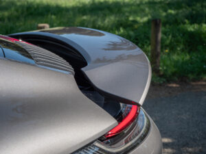 Aileron arrière déployé – PORSCHE – 911 992 S – 2019 – PTS Agate Grey Metallic – 450 ch – Flat 6 Bi-Turbo – 39 900 km – Transmission : Sequentielle – Origine France – Privaty Cars – Reprise cash de voitures de luxe sans obligation d’achat proche de Nantes