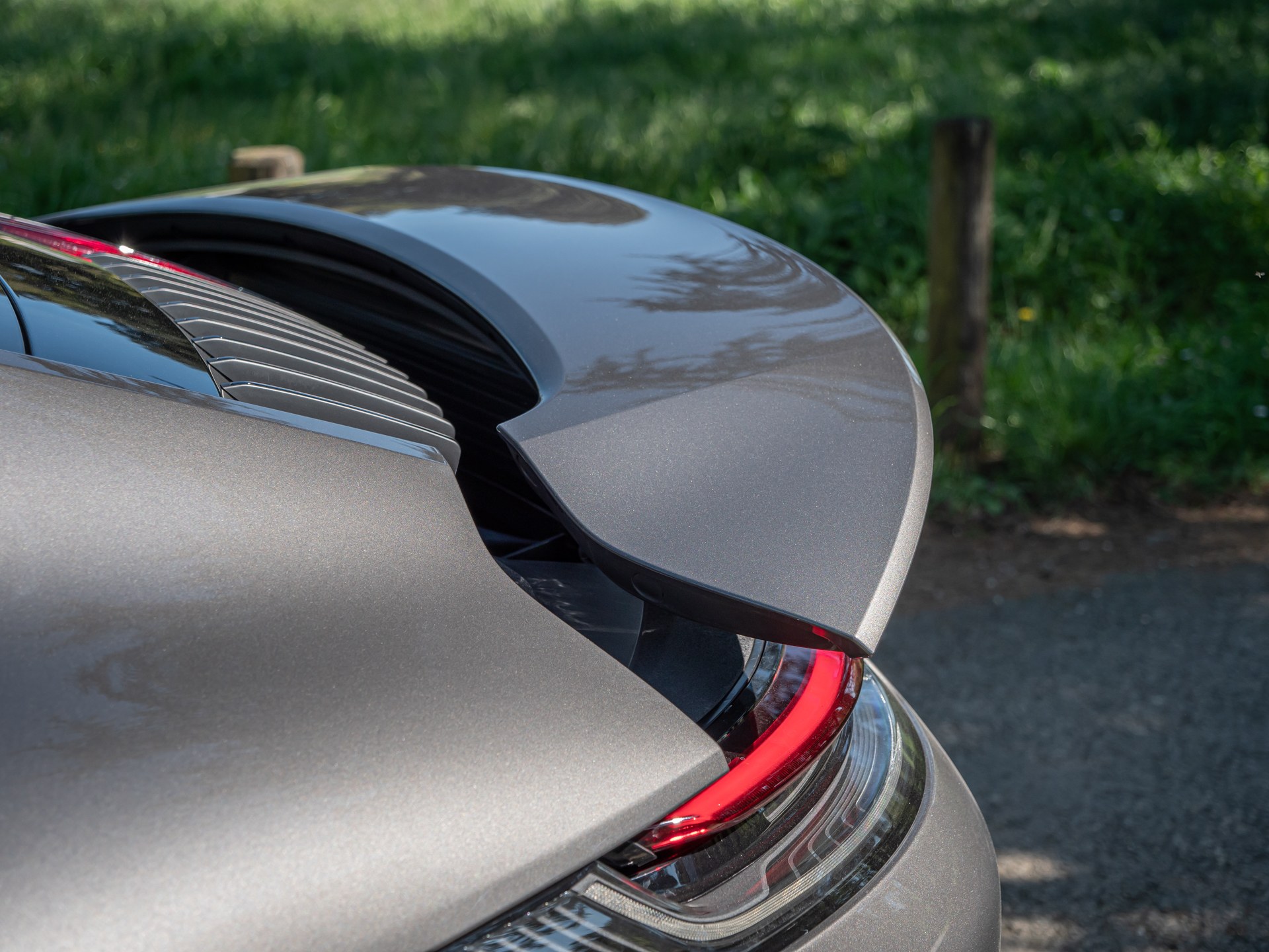 Aileron arrière déployé – PORSCHE – 911 992 S – 2019 – PTS Agate Grey Metallic – 450 ch – Flat 6 Bi-Turbo – 39 900 km – Transmission : Sequentielle – Origine France – Privaty Cars – Reprise cash de voitures de luxe sans obligation d’achat proche de Nantes