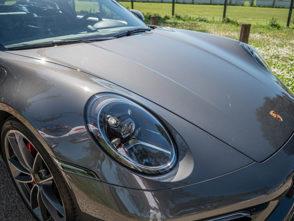 Phares ronds avec éclairage LED – PORSCHE – 911 992 S – 2019 – PTS Agate Grey Metallic – 450 ch – Flat 6 Bi-Turbo – 39 900 km – Transmission : Sequentielle – Origine France – Privaty Cars – Vente de véhicules d’investissement et de collection en Nouvelle-Aquitaine