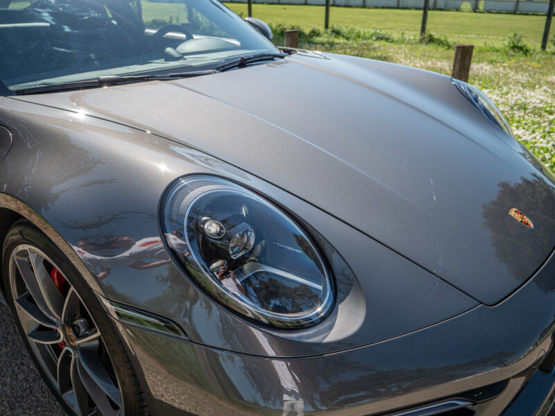 Phares ronds avec éclairage LED – PORSCHE – 911 992 S – 2019 – PTS Agate Grey Metallic – 450 ch – Flat 6 Bi-Turbo – 39 900 km – Transmission : Sequentielle – Origine France – Privaty Cars – Vente de véhicules d’investissement et de collection en Nouvelle-Aquitaine