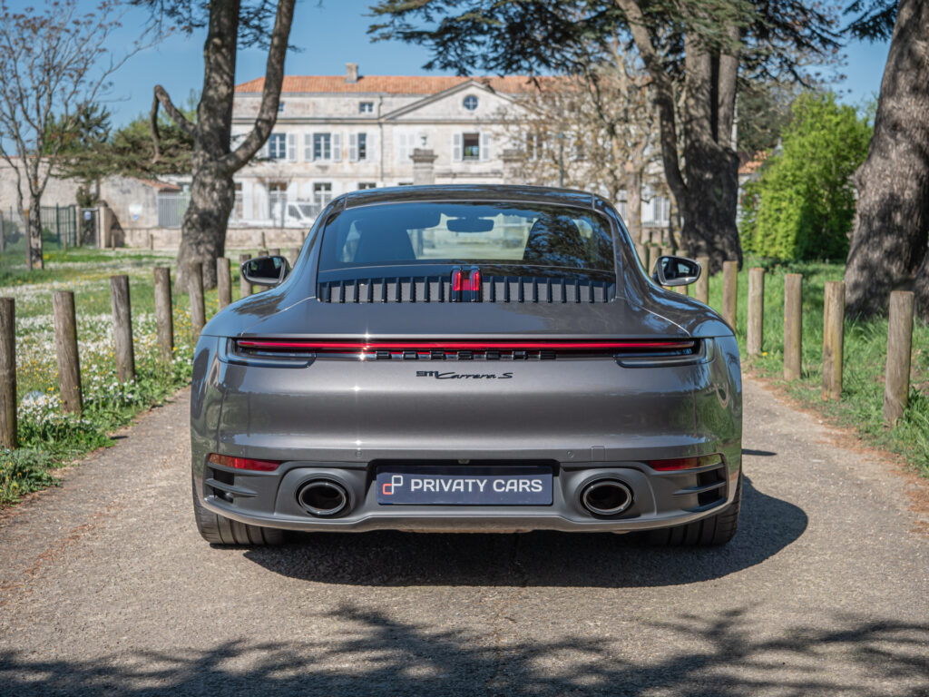 Vue arrière avec feux LED – PORSCHE – 911 992 S – 2019 – PTS Agate Grey Metallic – 450 ch – Flat 6 Bi-Turbo – 39 900 km – Transmission : Sequentielle – Origine France – Privaty Cars – Courtage automobile PORSCHE proche de Nantes