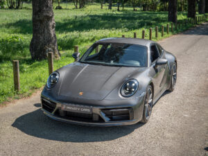 Vue avant avec phares ronds – PORSCHE – 911 992 S – 2019 – PTS Agate Grey Metallic – 450 ch – Flat 6 Bi-Turbo – 39 900 km – Transmission : Sequentielle – Origine France – Privaty Cars – Expert des sportives d’occasion haut de gamme à 2 heures de Paris en TGV