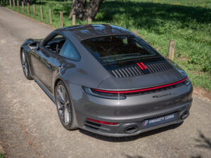 Vue arrière avec feux LED – PORSCHE – 911 992 S – 2019 – PTS Agate Grey Metallic – 450 ch – Flat 6 Bi-Turbo – 39 900 km – Transmission : Sequentielle – Origine France – Privaty Cars – Dépôt-vente de véhicules PORSCHE dans l’Ouest de la France