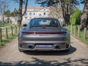 Vue arrière avec feux LED – PORSCHE – 911 992 S – 2019 – PTS Agate Grey Metallic – 450 ch – Flat 6 Bi-Turbo – 39 900 km – Transmission : Sequentielle – Origine France – Privaty Cars – Courtage automobile PORSCHE proche de Nantes