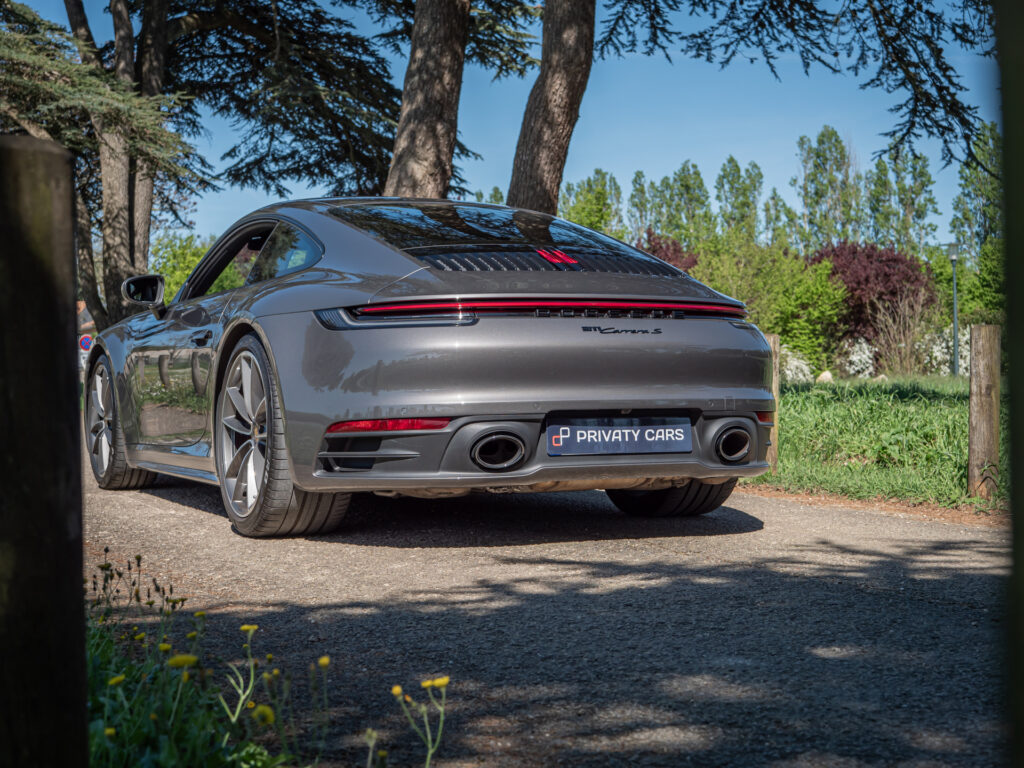 Vue arrière avec double sortie d'échappement – PORSCHE – 911 992 S – 2019 – PTS Agate Grey Metallic – 450 ch – Flat 6 Bi-Turbo – 39 900 km – Transmission : Sequentielle – Origine France – Privaty Cars – Expert des sportives d’occasion haut de gamme dans l’Ouest de la France