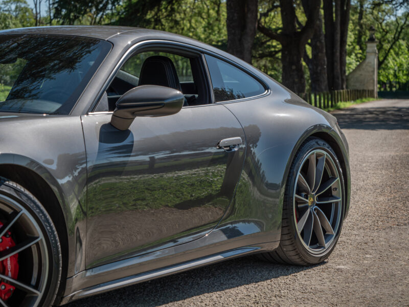 Vue latérale avec jante sportive – PORSCHE – 911 992 S – 2019 – PTS Agate Grey Metallic – 450 ch – Flat 6 Bi-Turbo – 39 900 km – Transmission : Sequentielle – Origine France – Privaty Cars – Vente de supercars d’occasion en Charente-Maritime