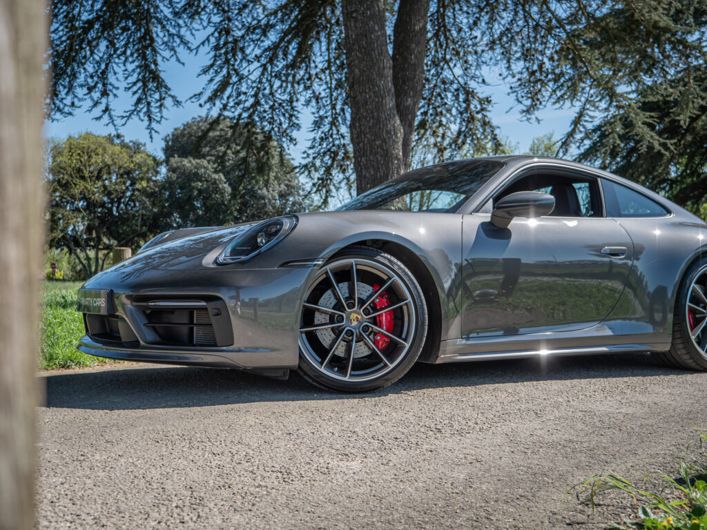 Vue latérale avec jantes sportives – PORSCHE – 911 992 S – 2019 – PTS Agate Grey Metallic – 450 ch – Flat 6 Bi-Turbo – 39 900 km – Transmission : Sequentielle – Origine France – Privaty Cars – Expert des sportives d’occasion haut de gamme à 2 heures de Paris en TGV