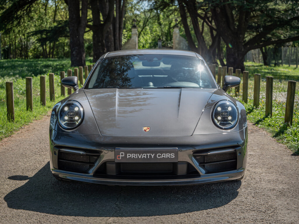 Vue avant avec phares ronds – PORSCHE – 911 992 S – 2019 – PTS Agate Grey Metallic – 450 ch – Flat 6 Bi-Turbo – 39 900 km – Transmission : Sequentielle – Origine France – Privaty Cars – Rachat cash de voitures PORSCHE proche de Nantes