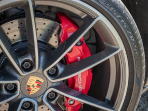 Jantes avec étriers de frein rouges – PORSCHE – 911 992 S – 2019 – PTS Agate Grey Metallic – 450 ch – Flat 6 Bi-Turbo – 39 900 km – Transmission : Sequentielle – Origine France – Privaty Cars – Spécialiste des voitures de sport d’occasion proche de Bordeaux