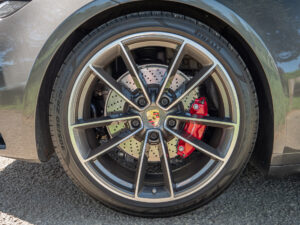 Jantes avec étriers de frein rouges – PORSCHE – 911 992 S – 2019 – PTS Agate Grey Metallic – 450 ch – Flat 6 Bi-Turbo – 39 900 km – Transmission : Sequentielle – Origine France – Privaty Cars – Spécialiste des sportives d’occasion en Nouvelle-Aquitaine